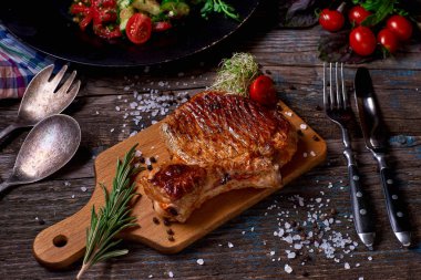 Izgara et ve sebze rustik ahşap tablo