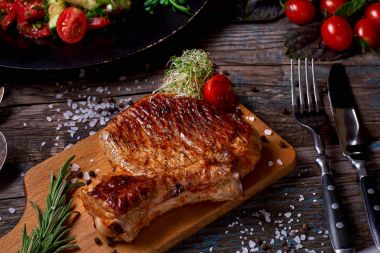 Izgara et ve sebze rustik ahşap tablo