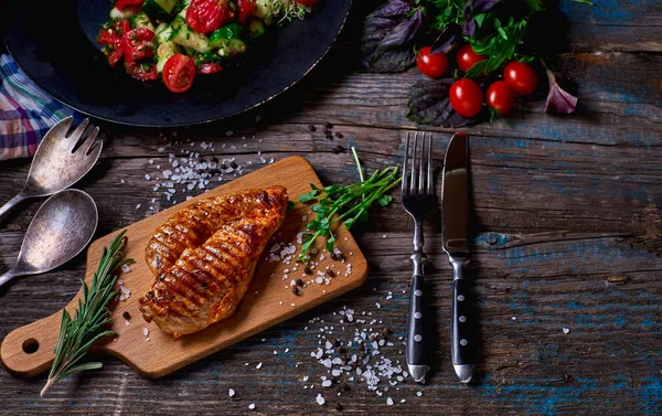 Grilled chicken fillets on wooden cutting board — Stock Photo, Image