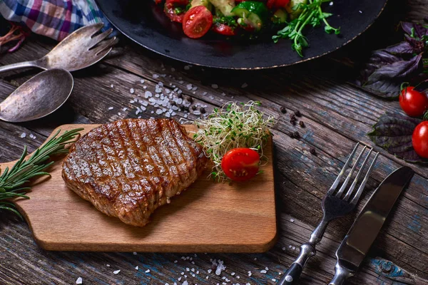 Renkli sebze, savory soslar ve tuz genel gider görünümünü bir rustik ahşap sayaçta ülke et lokantası ızgara biftek ile devam eder. Yakın çekim