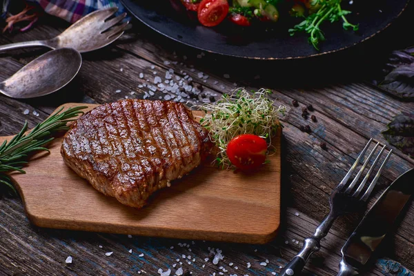 Renkli sebze, savory soslar ve tuz genel gider görünümünü bir rustik ahşap sayaçta ülke et lokantası ızgara biftek ile devam eder. Yakın çekim