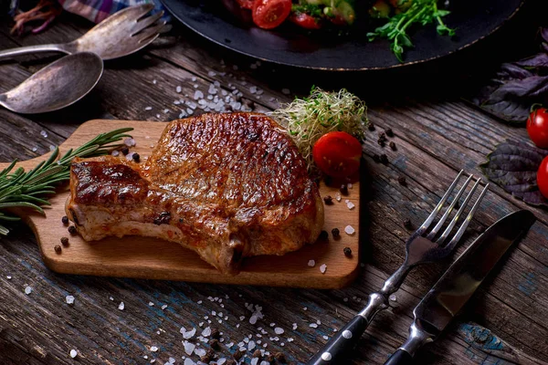 Carne a la parrilla y verduras en mesa de madera rústica — Foto de Stock