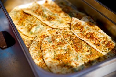 Pişmiş fırında tavuklu bir tepsi. Geleneksel Türk yemekleri, fırında tavuklu kek