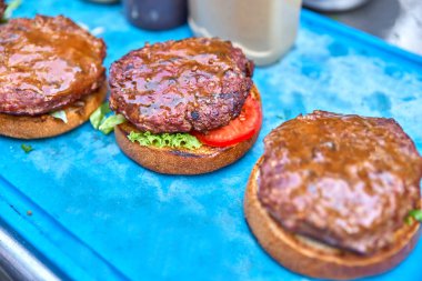 Hamburger için krem peynir sosu ekleyerek hazırlanır. 3 h