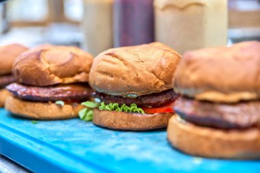 Üç hamburger. Tek prigatovleny ve yalan işyerinde.