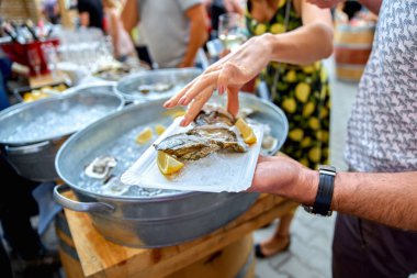 aperatifler gibi bir limonlu istiridye close-up. kadın pickin