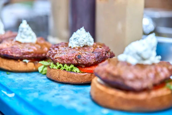 Hamburger için krem peynir sosu ekleyerek hazırlanır. 3 h