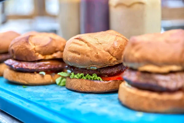 Üç hamburger. Tek prigatovleny ve yalan işyerinde.