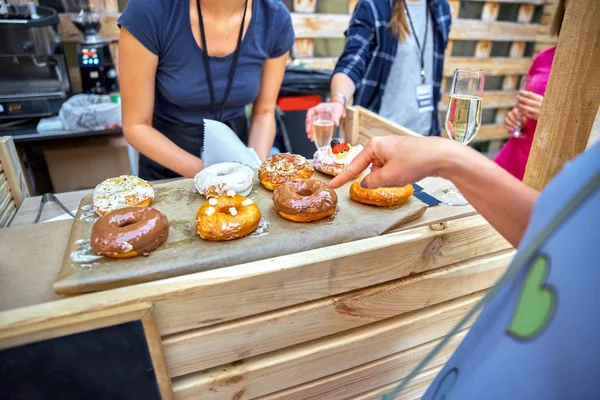 çörek cam ve meyveler güneşte el işaret
