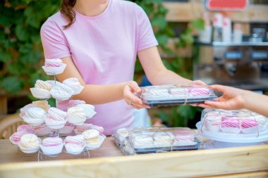 Pembe hatmi bir kızın elinde. Doğal tatlılık ho