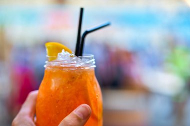 Erkek el cam ruhları Spritz Aperol, bulanık bir tarih ile tutarak