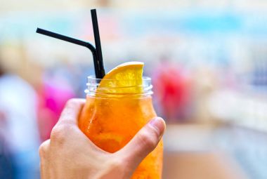 Erkek el cam ruhları Spritz Aperol, bulanık bir tarih ile tutarak