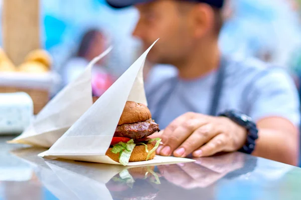 Два гамбургери на стійці вуличного кафе, сир і смажені — стокове фото