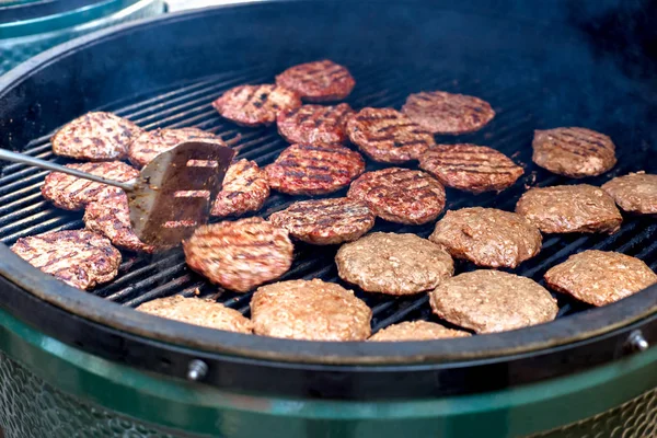Vepřové maso a kuře grilování pro hamburgery s plameny a kouř — Stock fotografie