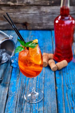 Spritz Aperol kokteyl rustik ahşap arka plan üzerinde şarap cam