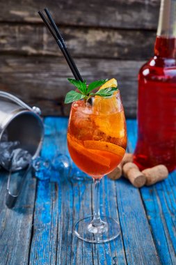 Spritz Aperol kokteyl rustik ahşap arka plan üzerinde şarap cam
