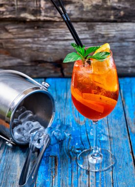 Spritz Aperol kokteyl rustik ahşap arka plan üzerinde şarap cam
