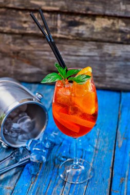 Spritz Aperol kokteyl rustik ahşap arka plan üzerinde şarap cam