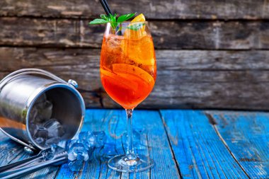 Spritz Aperol kokteyl rustik ahşap arka plan üzerinde şarap cam