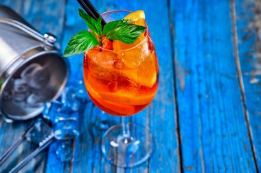 Spritz Aperol kokteyl rustik ahşap arka plan üzerinde şarap cam