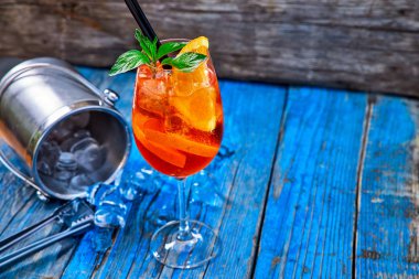 Spritz Aperol kokteyl rustik ahşap arka plan üzerinde şarap cam