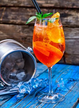 Spritz Aperol kokteyl rustik ahşap arka plan üzerinde şarap cam
