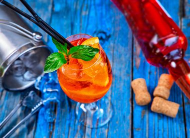 Spritz Aperol kokteyl rustik ahşap arka plan üzerinde şarap cam