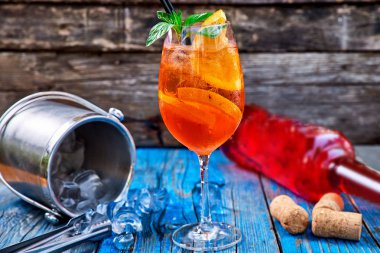 Spritz Aperol kokteyl rustik ahşap arka plan üzerinde şarap cam