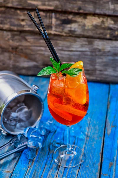 Spritz Aperol kokteyl rustik ahşap arka plan üzerinde şarap cam