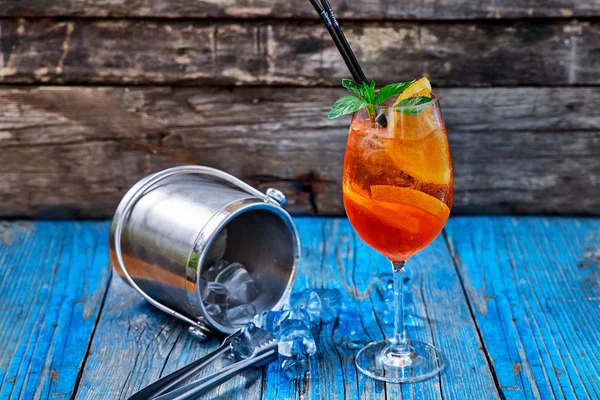 Spritz Aperol kokteyl rustik ahşap arka plan üzerinde şarap cam