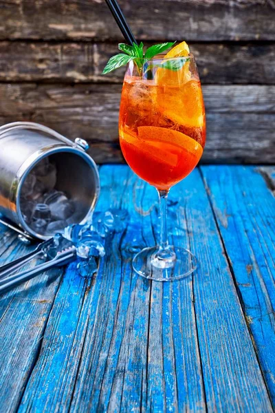 Spritz Aperol kokteyl rustik ahşap arka plan üzerinde şarap cam