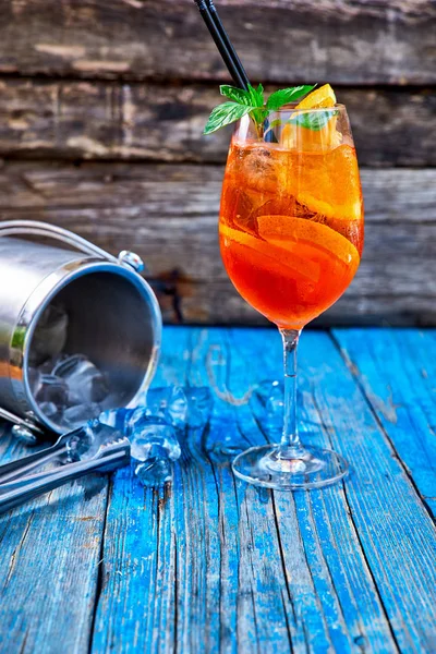 Spritz Aperol kokteyl rustik ahşap arka plan üzerinde şarap cam