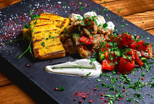 Puliszka pörkölt sertés-, marha-és saláta egy fekete tábla. Éttermi menü. Szabad hely a szöveg. — Stock Fotó