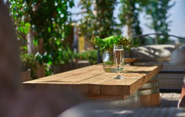 Dinlenme, ahşap bir masa şampanya ile cam divanları ile rahat Teras.