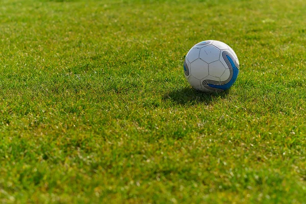 Футбольный мяч на зеленом поле — стоковое фото