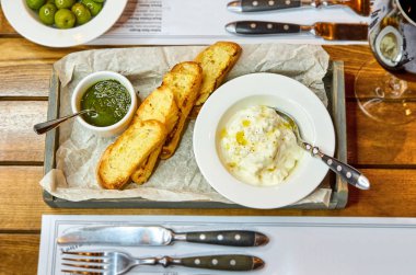 Ev yapımı pesto, salata ve Burrat peynir ekmek tabağı kapatın. Üstten Görünüm