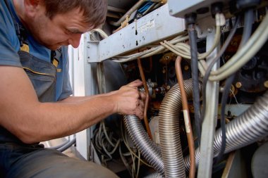 Benzin istasyonu closeup adam kimse