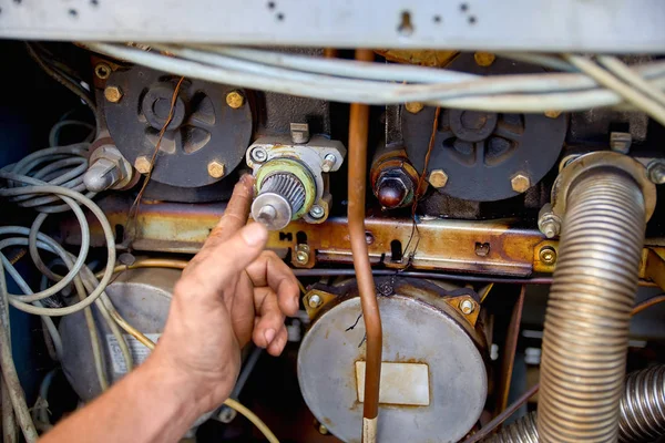 Mannelijke handen herstellen de brandstofpomp bij het benzinestation close-up, niemand. — Stockfoto