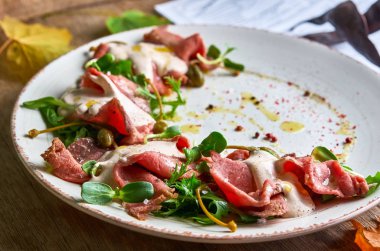 Bir seramik tabak, Vitello-sesi, seçici odak üzerinde İtalyan geleneksel carpaccio