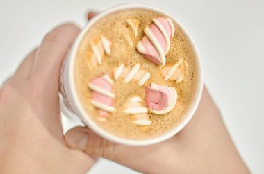 pembe hatmi ile kahve fincan tutan eller