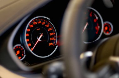 Araba paneli araç kırmızı hız göstergesi ve takometre
