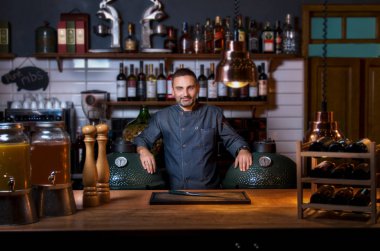 Şef portre Restoran üniformalı. Restoranın çalışma kavramında.