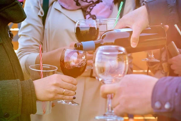 Избирательный фокус человека, наливающего красное вино из бутылки в бокал вина — стоковое фото