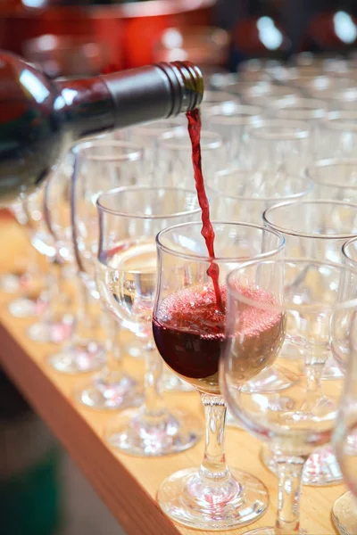 Φρέσκο κόκκινο κρασί που διοχετεύονται σε ένα ποτήρι κρασί. Επιλεκτική εστίαση. — Φωτογραφία Αρχείου