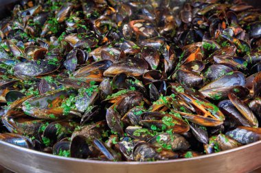 Deniz ürünleri. Büyük bir tavada midye. Sokak gıda. İstiridye kabukları içinde. Gourmands için lezzetli aperatif.
