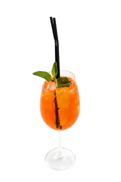 Glas aperol spritz cocktail geïsoleerd op witte achtergrond — Stockfoto