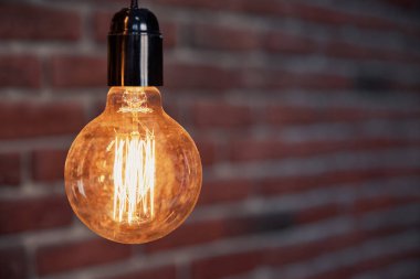 Dekoratif antika edison tarzı hafif tungsten ampulleri tuğla duvar arka planında