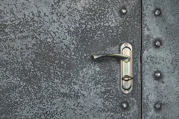 Старая железная дверь, крупный план — стоковое фото