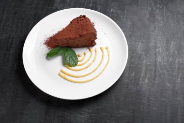 Masaya yakın kadar çikolatalı kek lezzetli çikolatalı kek, çikolatalı, seçici odak. ev fırın concept.