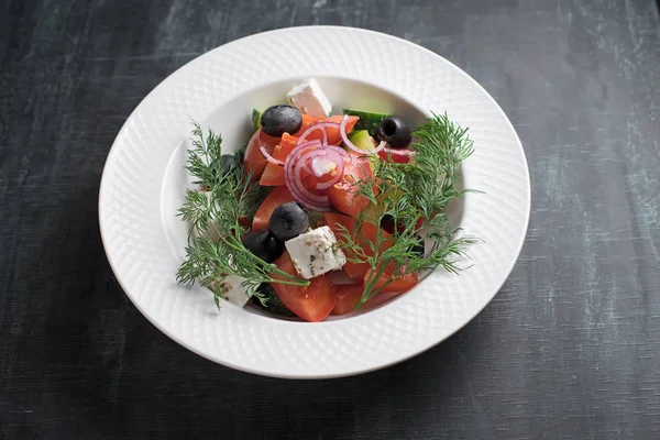 Ensalada fresca con tomates, mozzarella y aceitunas negras . — Foto de Stock